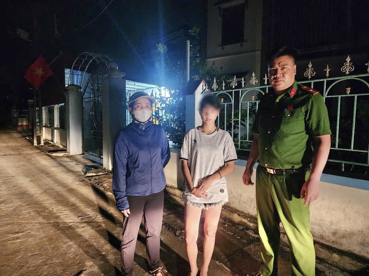 Công an xã Hợp Tiến kịp thời hỗ trợ người dân trên địa bàn tìm con ngay trong đêm